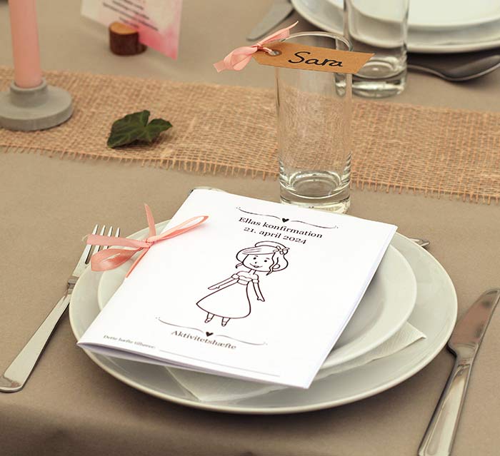 Borddækning til konfirmation med sjove aktivitetshæfter