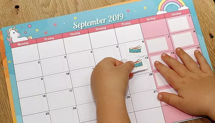 Kalender til børn - klip mærkaterne ud