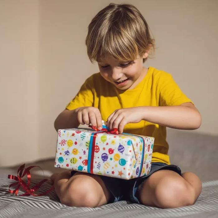 Dreng pakker gave op