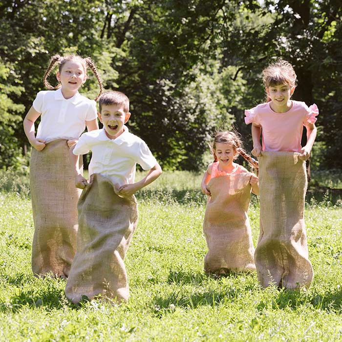 Påskeleg for børn - kaninsækkeløb